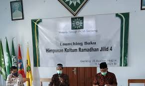 Kumpulan ceramah ramadhan 2021 ini didedikasikan untuk para khatib (penceramah) ramadhan serta kaum muslimin secara umum. Pcm Genteng Launching Buku Kumpulan Kultum Ramadhan Pwmu Co Portal Berkemajuan