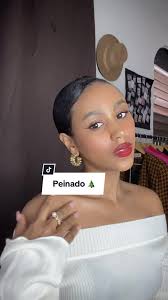 𝑀𝑜𝑛̃𝑜 𝑏𝑎𝑗𝑜 𝑝𝑎𝑟𝑎 𝑛𝑎𝑣𝑖𝑑𝑎𝑑 🎄 Es que los moños bajos son  tan fáciles y elegantes , muy versátiles para peinados de último minuto ,  desde que @sofiarichiegrainge uso un moño bajo para su boda este se hizo ...