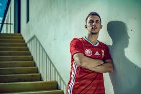 Of het nu bijvoorbeeld het voetbaltenue is, laat niemand je stoppen en volg gewoon je eigen pad. Hongarije Thuisshirt 2020 2021 Voetbalshirts Com