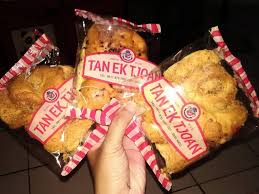 Mumpung searah, sekalian aja saya ke sini, biar bisa langsung bikin perbandingan di antara keduanya. Tan Ek Tjoan Roti Legendaris Dari Bogor Yang Umurnya Nyaris 100 Tahun