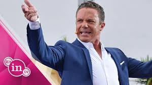 Moderator und sänger stefan mross will nicht mehr in hotelzimmern leben. Darum Wohnt Stefan Mross Seit Drei Monaten Im Wohnmobil Youtube