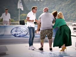 Diese siebt aber mächtig aus. Dsds 2021 Rtl Kandidatin Wird Bewusstlos Von Der Buhne Getragen Dieter Bohlen Versucht Noch Zu Helfen Tv