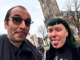 Ines Azrael 👅 meldet: »Heute ist ein guter Tag für eine Zungen-Spaltung.«  Da ich nicht so ganz weiß, ob sie mich oder sich selbst meint, strecke ich  meine Zunge lieber mal nicht