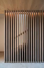 Graue Holzschindeln Aussen Und Warmes Holz Innen Ein Gemutliches Haus In New York Dekoration Haus Holzschindeln Raumteiler Holz Holzwand