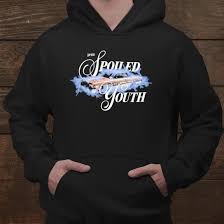 Kapsül tasarımları ve hype lookbooklarıyla sokak modasında sıradışı bir çizgi oluşturuyor. Peso Spoiled Youth Shirt Teeuni Store