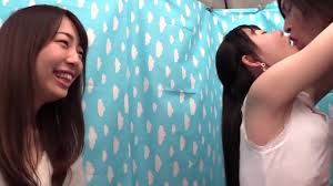 溢れ出したら止まらないJD汁に友達も興奮→2人でひとつのチンコを仲良くシェア→4P記念のプリクラ撮っちゃう？ - XNXX.COM