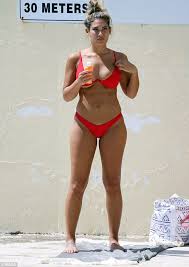 Jennifer lopez camel toe leaving a rec center in miami. Top 25 Most Shocking Celebrity Camel Toe Moments Of All Time