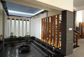 The Beams Around The Courtyard Was Highlighted With Cladding Contemporary Courtyard Design Kerala Kerala House Design Courtyard Design House Designs Exterior