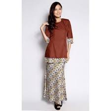 Pemakaian baju kurung secara tidak langsung melambangkan identiti bangsa dan negara kita. Mode Baju Kurung Modern Dari Yang Polos Hingga Kombinasi