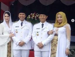 Keduanya tetap saja mesra meski belum dikaruniai keturunan. Cantiknya Arumi Bachsin Saat Dampingi Emil Dardak Bertugas