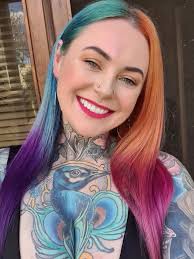 Lekárku podceňujú, lebo vyzerá takto. Za všetkým je koža!