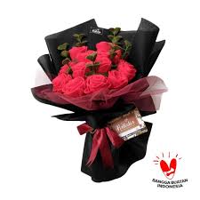 Untuk kamu yang menginginkan buket mawar minimalis dengan harga terjangkau, tentu saja enchanting belle yang merupakan kombinasi dari 3 mawar merah muda dengan lisiantus dan filler. Jual Hallolia Craft Big Mawar Merah Buket Bunga Terbaru Juni 2021 Blibli