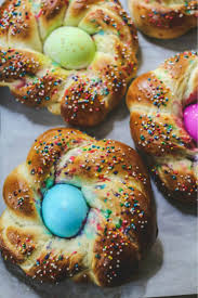 Lamb, with sicilian easter bread, is on most sicilians' easter sunday lunch menu, often served with potatoes and vegetables and preceded by a pasta dish such as lasagne or baked anelletti. Braided Italian Easter Bread Pane Di Pasqua Savoring Italy