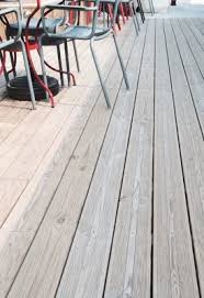 Modernite Et Esthetisme S Inviteront Dans Votre Jardin Avec Cette Lame De Terrasse En Pin Resistante Dans Le Temps C E Lame Terrasse Castorama Abri De Jardin