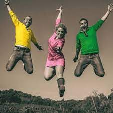 couplet 1 la vie une pute, une compétition, les amis deviennent rivaux enfant, la bite tu sors, une fois ado tu deviens parano le paradis, une utopie, un gadget pour calmer les maux motivation néant. A Nos Souvenirs Paroles Trois Cafes Gourmands Explication