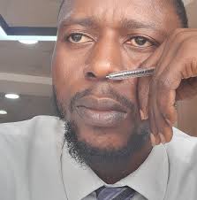 Americans , how are you all wearing Shorts, crocs and flip flops 🩴