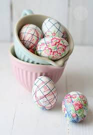 Toma un huevo, hiervelo para que no se rompa, le pegas hilos en la parte superior y le dibujas un rostro y en la parte donde iría la boca d ibujas un chupete. Como Decorar Huevos De Pascua Con Servilletas La Receta De La Felicidad