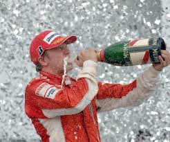 In 2007 werd hij wereldkampioen in de formule 1 voor ferrari. Video Kimi Raikkonen Rejoins Ferrari