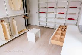Ankleidezimmer Mit Alu Stangensystem Kleiderstangen Einlegeboden Verstellbar Hosenauszug Hocker Side Ankleide Begehbarer Kleiderschrank Ankleide Zimmer