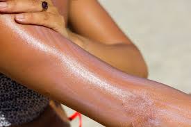 Si vous constatez éventuellement l'apparition de nouveaux grains de beauté ou de taches à l'allure anormale sur votre peau, consultez. Coup De Soleil Que Faire Comment Les Eviter Doctissimo