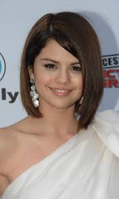 Selena gomez got the next big trendy haircut and it looks amazing. Selena Gomez Hairstyles To Show Your Stylist From Bobs To Balayage Photo 1