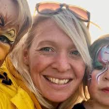 Kerry Dinsmore's Instagram, Twitter & Facebook