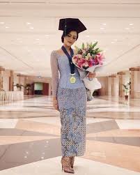 Batik couple keluarga banyak dicari karena bisa digunakan untuk menghadiri acara pernikahan acara keluarga ataupun dipakai saat hari raya i. 7 Model Kebaya Brokat Modern Yang Bagus Untuk Wisuda Womantalk