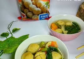 Irisan bakso sapi yang berlimpah dijamin bisa membuat sop sayur biasa jadi lebih menggiurkan. Resep Sup Bakso Ayam Untuk Pemula