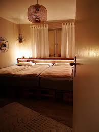 Wir gehen im folgenden von einer holzkonstruktion des bettes aus. Palettenmobel Bett Selber Bauen Caseconrad Com