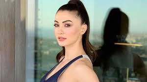 Burcu Özberkin sırt dekolteli pozları Instagramı salladı! O karelere  yorum yağdı...