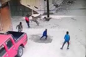 تلقى اللواء محمد أبو المجد، مدير أمن قنا، إخطارا يفيد إصابة 10 أشخاص إثر هجوم سلعوة عليهم وعقرهم. Kjta0h8z6lledm