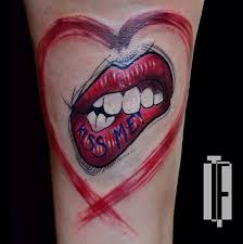 Kiss Me 39 Lippentattoo Von Hamil Beeindruckende Tattoos Kiss Tattoos Kussmund Tattoo