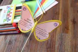 Mit dem motivlocher zwei löcher in die zusammengefaltete einladung machen, außen, so dass sie zusammengebunden werden kann. Einladungskarte Schmetterling Zum Selberbasteln Vertbaudet Blog Ein Familien Blog Fur Eltern Kinder Mit Ratgebern Zum Thema Baby Erziehung Uvm