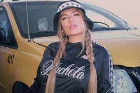 El responsable de crear la joya compartió en redes sociales el lujoso regalo que le dio karol g al trapero por su cumpleaños. Karol G Hypebae