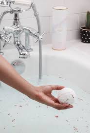 Un Bijou Dans Votre Bath Bomb Profitez Du Coffret Bath Bombs Pour Transformer Votre Bain En Une Veritable Mosaique De Couleurs Pour Boule De Bain Bains Bath