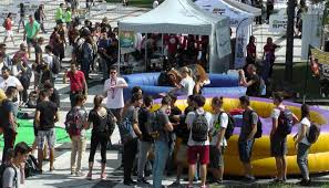 Elle est également valable pour plusieurs postes (vendeur, hôtesse de caisse, responsable de rayon, débutant ou expérimenté). Rentree 2020 20 Jobs Etudiants A Explorer L Etudiant