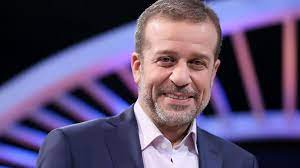 ونشر منير، صورة له على سرير المرض بالمستشفى عبر حسابه بموقع إنستجرام؛ وعلّق: Ø´Ø±ÙŠÙ Ù…Ù†ÙŠØ± ÙŠØµØ¯Ù… Ø¬Ù…Ù‡ÙˆØ±Ù‡ Ø¨ØµÙˆØ±Ø© Ù…Ù† Ø¹Ù„Ù‰ Ø³Ø±ÙŠØ± Ø§Ù„Ù…Ø±Ø¶ ÙÙƒØ± ÙˆÙÙ† Ù†Ø¬ÙˆÙ… ÙˆÙ…Ø´Ø§Ù‡ÙŠØ± Ø§Ù„Ø¨ÙŠØ§Ù†