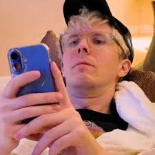 Just arrived at our island house and it's SO COOL. It looks like a horror  movie house!!