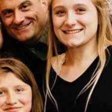 Kimberly Strang's Instagram, Twitter & Facebook