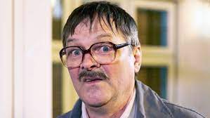 Fans of friday night dinner have once again been shocked by another unexpectedly deadly twist on the comedy jim managed to win the goodmans around when he promised he could make horrible grandma disappear. Who Plays Jim In Friday Night Dinner Mark Heap Is Unrecognisable Irl