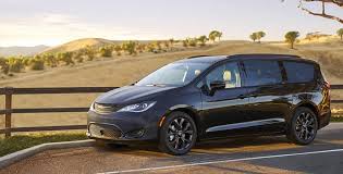 Pick a sales associate to text. Comparing The 2018 Chrysler Pacifica Models Zeigler Chrysler Dodge Jeep Ram Of Schaumburg