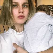 Мельникова вышла замуж за артура смольянинова. Darya Melnikova Rassekretila Imya Ih S Arturom Smolyaninovym 8 Mesyachnogo Syna Vokrug Tv