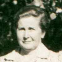 Clara Wiley's Instagram, Twitter & Facebook