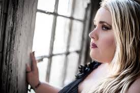 Holly Mullins's Instagram, Twitter & Facebook