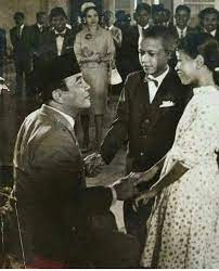 Ayah barack obama beristri 4. Heboh Foto Obama Cilik Salaman Dengan Soekarno