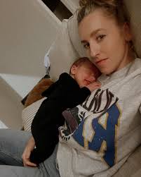 Jana Pratt's Instagram, Twitter & Facebook