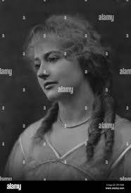 Violet Stuart's Instagram, Twitter & Facebook