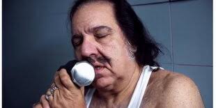 Video über T-Shirt-Aufschriften: „Irgendwas mit Denim“