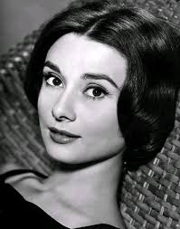 Cuando le pidieron que revelara sus secretos de belleza, la actriz Audrey  Hepburn escribió este poema, que fue leído en su funeral: "Para tener  labios atractivos, pronuncia palabras de bondad. Para tener
