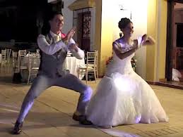Sabemos exactamente lo que necesitas y podemos ayudarte a preparar tu baile de boda de manera práctica, divertida y con el mejor resultado. Youtube Su Baile De Bodas Se Convirtio En Viral Por Ser Tan Increible Rpp Noticias
